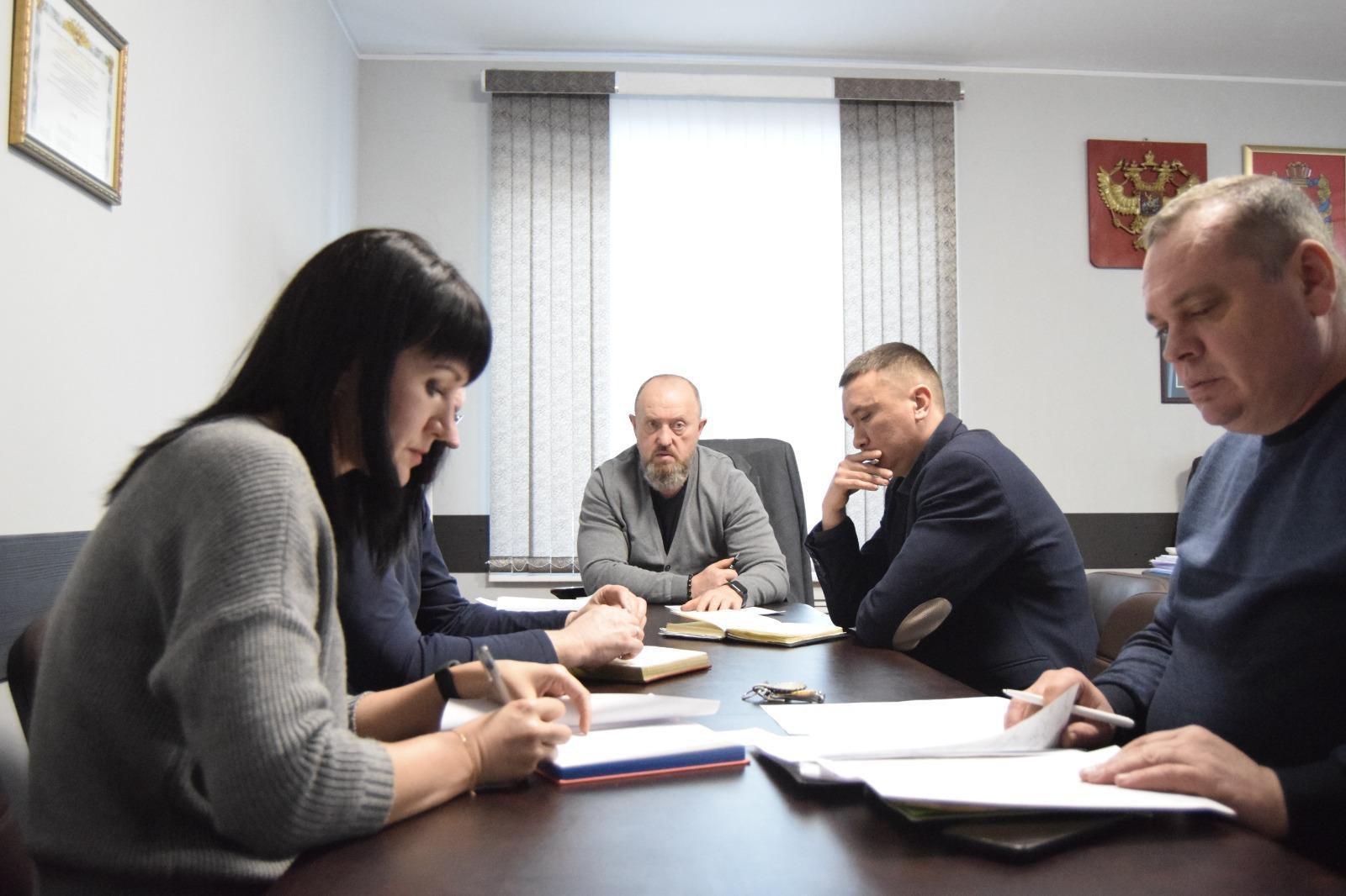 Глава района Константин Тюнин провёл первое рабочее совещание на тему капитального ремонта Моторской школы.